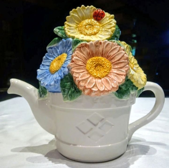 Big Lakehouse sunflower & ladybug, chalkware tea pot. - Picture 3 of 14